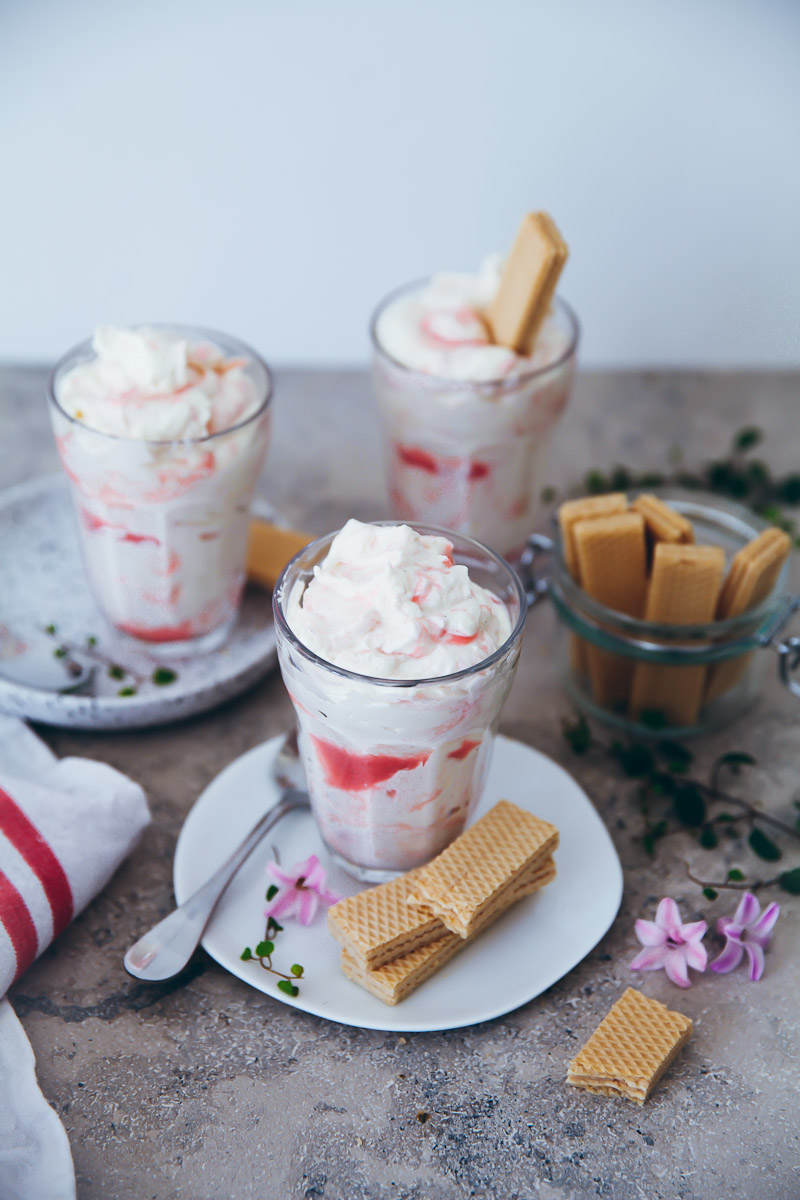 Das Dessert bis zum Verzehr kaltstellen und wenn die Gäste kommen los löffeln. Im übrigen: man braucht gar keine Gäste, man darf das zur Not auch ganz alleine essen!