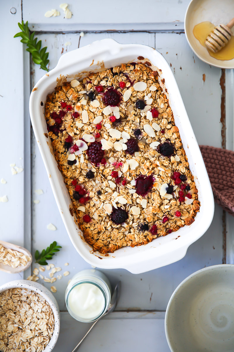 Baked Oats Rezept mit Beeren Frühstücksrezept gebackenes haferflocken müsli rezept granola zuckerzimtundliebe foodstyling foodphotography breakfast brunchideen gemischte beeren joghurt