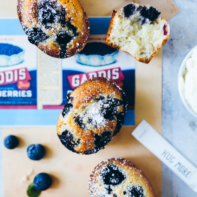 Friands Rezept Blaubeerfriands muffins einfache muffins nusskuchen kleine kuchen backen backrezept blaubeerrezept blueberry friands recipe mandelkuchen haselnusskuchen backen kuchen für kinder zuckerzimtundliebe foodstyling food photo blaubeerrezepte gebäck backen mit beeren very berry