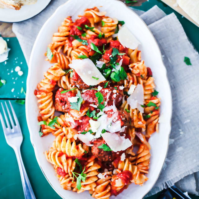 Hackbaellchen Pastasauce EDEKA Selection Nudelsauce mit Hack foodstyling food photography zuckerzimtundliebe mittagessen ideen einfache pastasauce mit Parmesan EDEKA Pasta Fusilloni Rezept Hackbällchen meatball pasta recipe