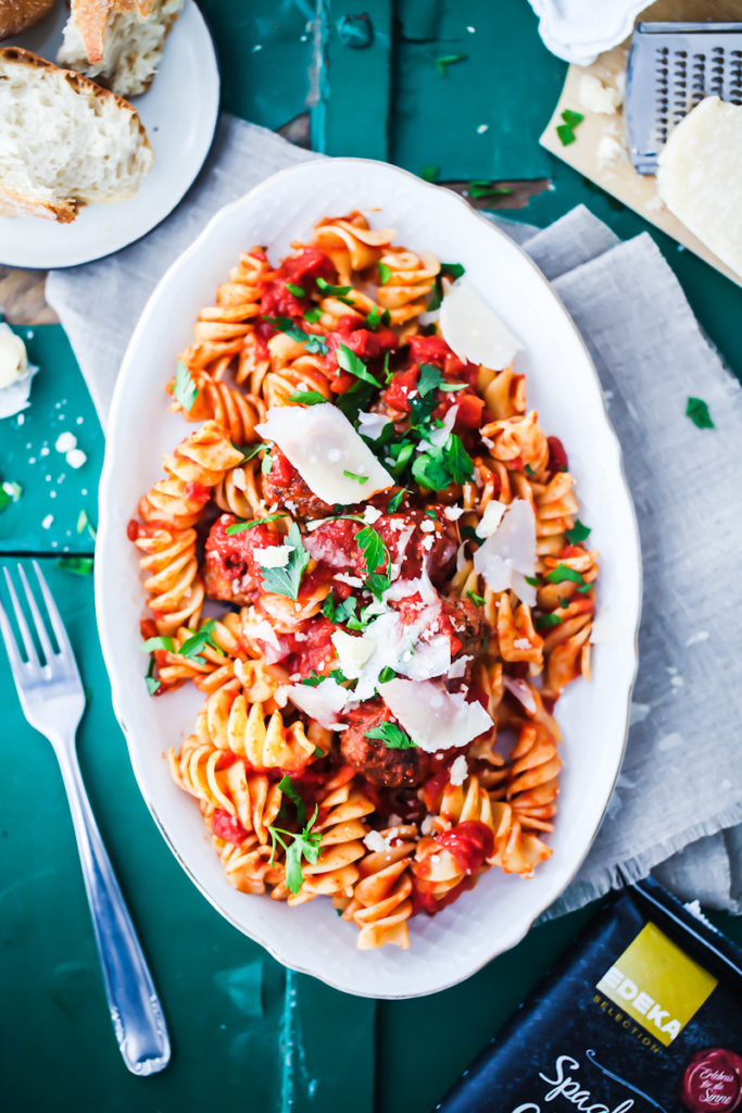 Hackbaellchen Pastasauce EDEKA Selection Nudelsauce mit Hack foodstyling food photography zuckerzimtundliebe mittagessen ideen einfache pastasauce mit Parmesan EDEKA Pasta Fusilloni Rezept Hackbällchen meatball pasta recipe