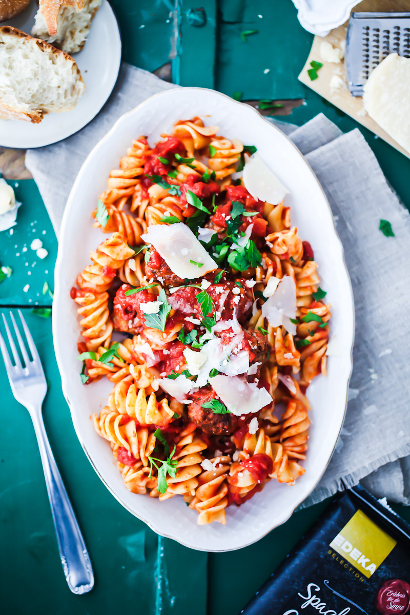 Mein Lieblings-Rezept für Meatball Pasta mit leckerer Tomatensauce, Hackbällchen und den größten Fusilloni ever von EDEKA Selection Pasta {enthält Werbung}