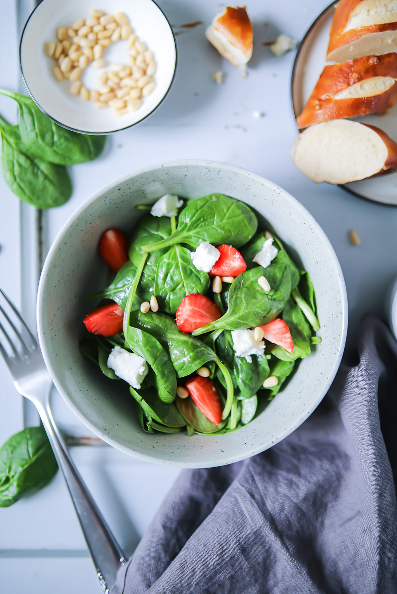 Ein Rezept für Frühlings-Salat aus Spinat, Erdbeeren, Pinienkernen, Ziegenkäse und das weltbeste Erdbeer-Salatdressing