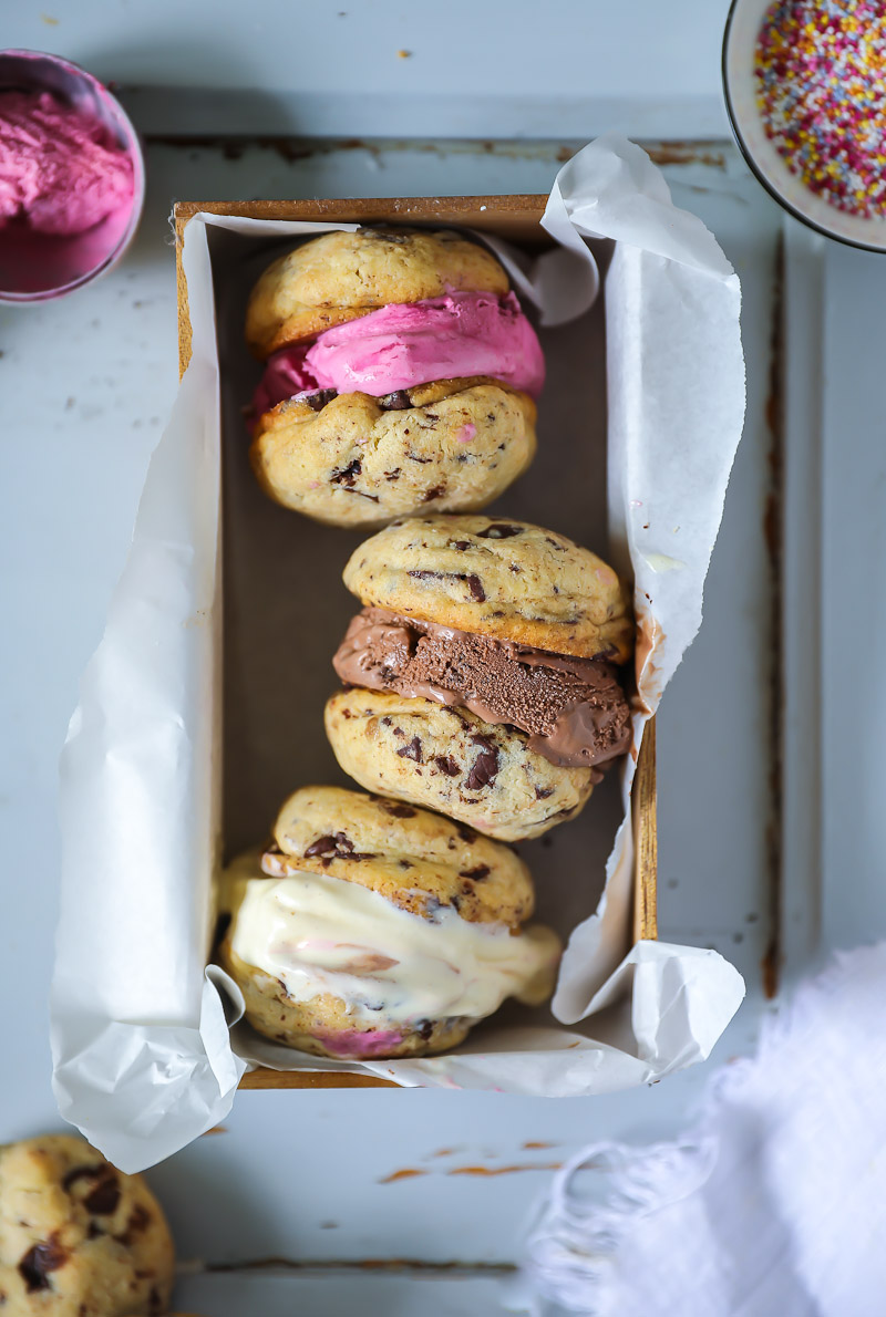 Ice Cream Sandwich-Cookies oder auch: die besten Chocolate Chip Cookies – wer braucht schon Löffel, wenn man Eis auch mit Keksen essen kann?