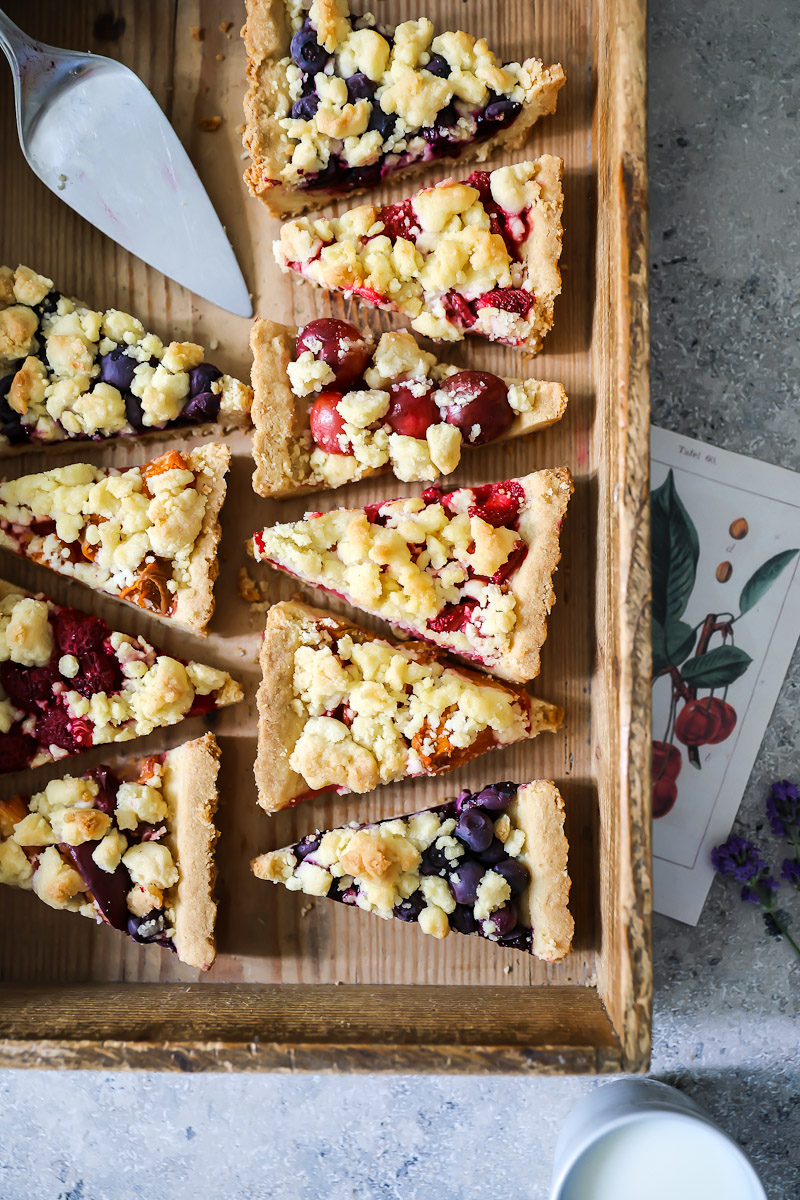 Ein Rezept für super einfachen Streuselkuchen mit Obst Eurer Wahl – eine leckere Streuseltarte