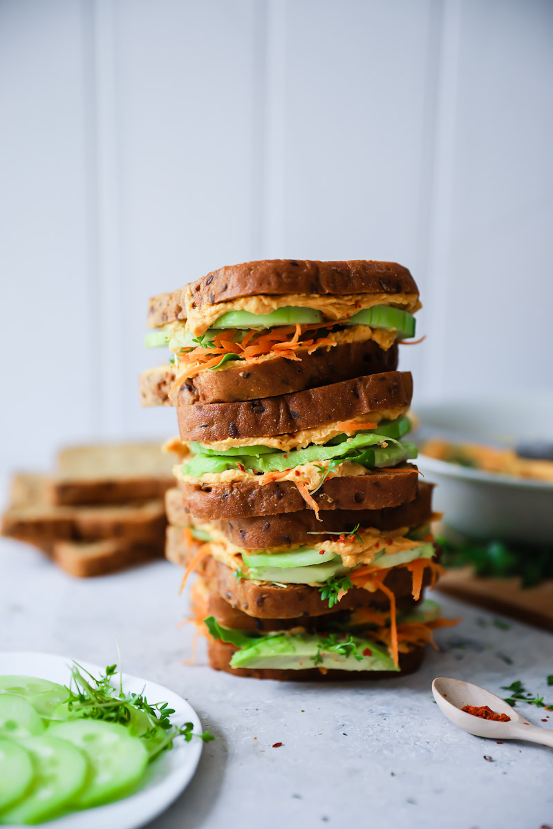 Stulle der Woche: Süsskartoffel-Hummus mit Avocado, Gurke, Möhren und Kresse auf EDEKA Saatenbrot {enthält Werbung}