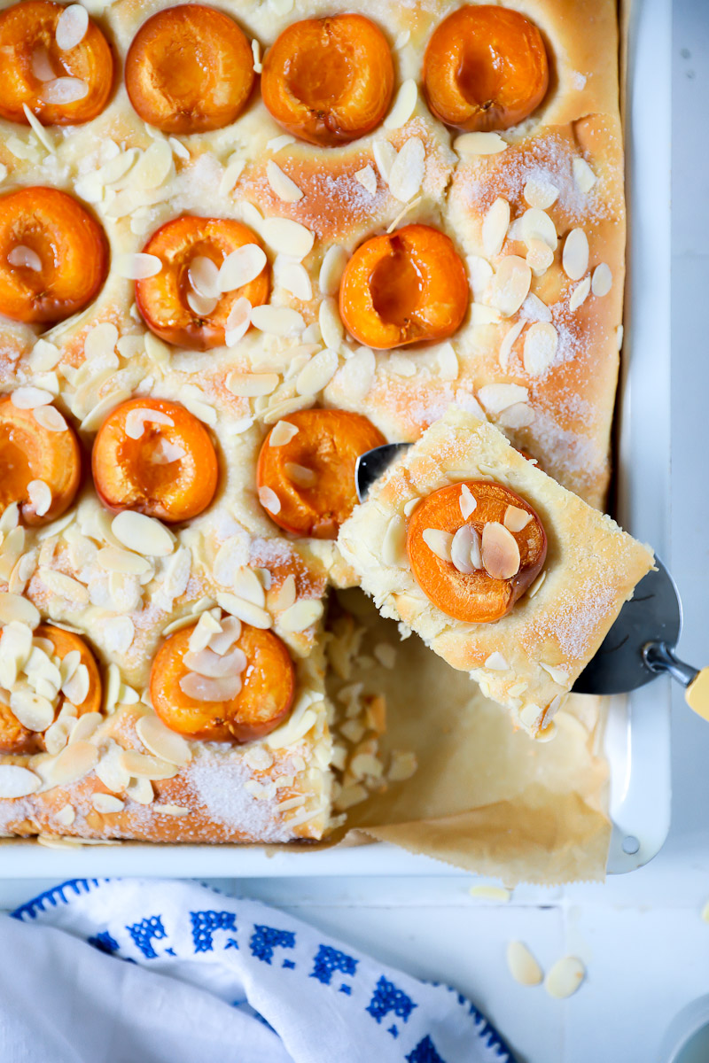 Ein Rezept für Butterkuchen mit Aprikosen – ein Kuchenklassiker mal anders