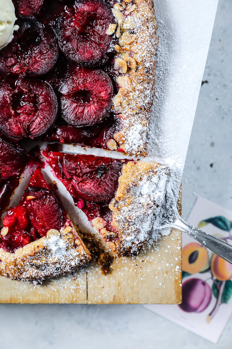 Pflaumen-Haselnuss-Galette – ein Rezept für eine einfache Pflaumen Tarte ohne Backform