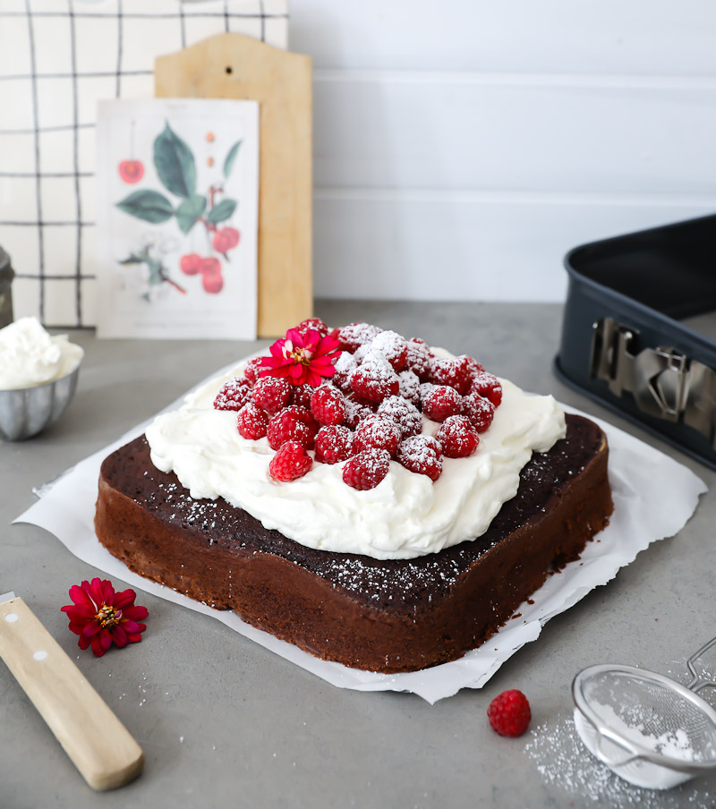 Rezept Basisrezept Schokoladenkuchen Schokokuchen Springform quadratisch Himbeeren Himbeerkuchen Kaiser La Forme Plus easy chocolate cake rezept für kuchenbuffet zucker zimt und liebe kuchen kuchenblog backblog einfaches kuchenrezept foodstyling foodphotography