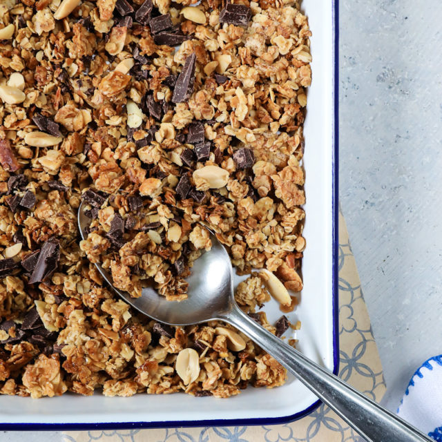 Schoko Granola Schokomuesli Rezept muesli selber machen granola backen erdnuss zuckerzimtundliebe frühstück frühstücksrezept homemade granola foodstyling foodphotography backblog deutscher foodblog