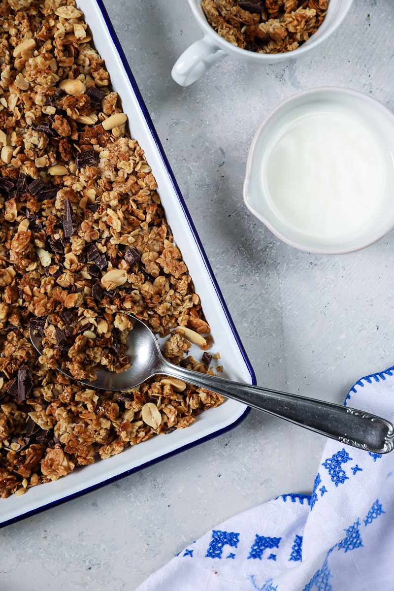 Ein Rezept für selbstgemachtes Schokoladen-Erdnuss-Granola / Müsli ganz einfach selber machen