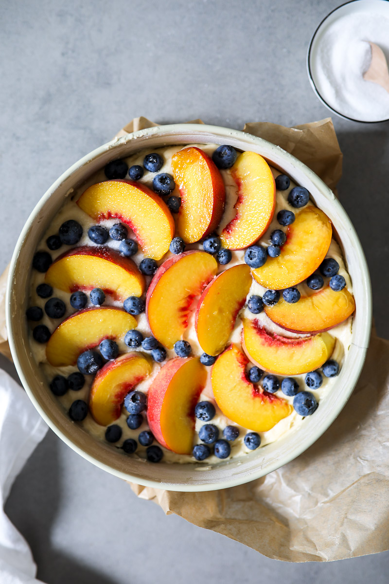 Pfirsich Blaubeer Kuchen Rezept Peach Blueberry cake Joghurtkuchen kuchenrezepte kuchenblog backblog der beste sommerkuchen einfacher kuchen foodstyling food photography zucker zimt und liebe