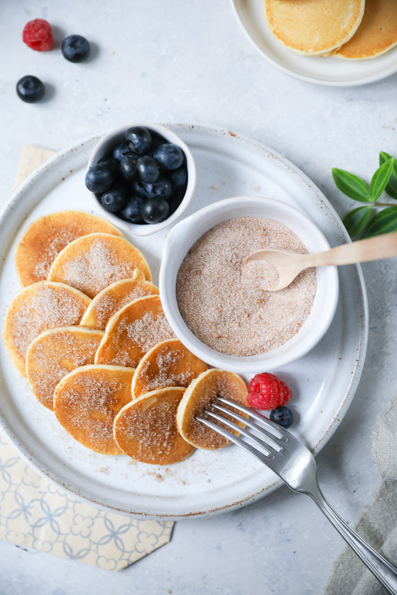 Ein Rezept für Mini-Zucker-und-Zimt Pancakes mit Beeren