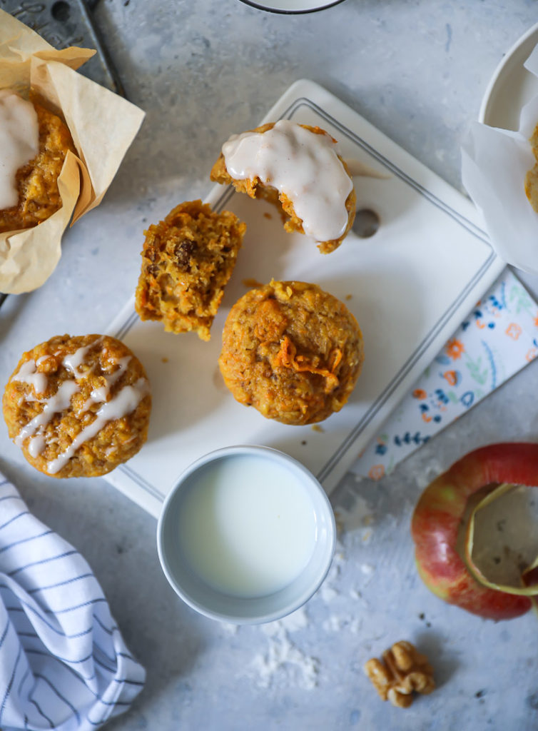 Apfel Möhren Muffins carrot muffins mit walnüssen und ahornsirup glasur, frühstücksmuffins, muffins selber backen, carrot cake, backen im herbst, möhrenrezepte, möhrenkuchen, die besten apfelrezepte, apfel muffin, apfelkuchen, kleine kuchen, foodblog, backblog, zuckerzimtundliebe, zucker zimt und liebe, bestes muffin rezept, backen für kindergeburtstag, backen für kindergarten