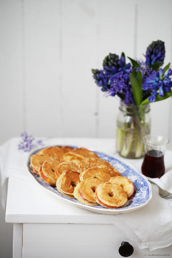 Apfelringe, Apfelpfannkuchen, Apfelpfannkuchenringe, apple rings, apple fritters, die besten apfelrezepte, pfannkuchenrezept, pfannkuchen mit Äpfeln, zuckerzimtundliebe, deutscher foodblog, food styling, food photography,