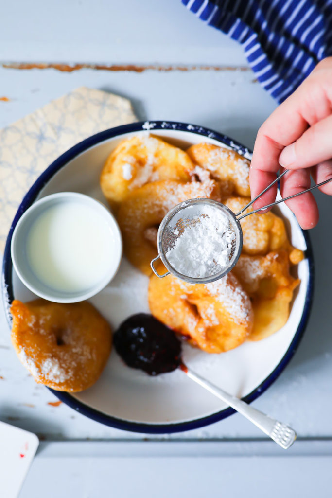 Apfel Fritter, apple fritters, apfelringe, äpfel im schlafrock, die besten apfelrezepte, rezept, frittiert, frittieren, welches fett zum frittieren, zuckerzimtundliebe, zucker zimt und liebe, deutscher foodblog, foodstyling, apples, apple recipes, apple foodstyling, food photography, apple rings