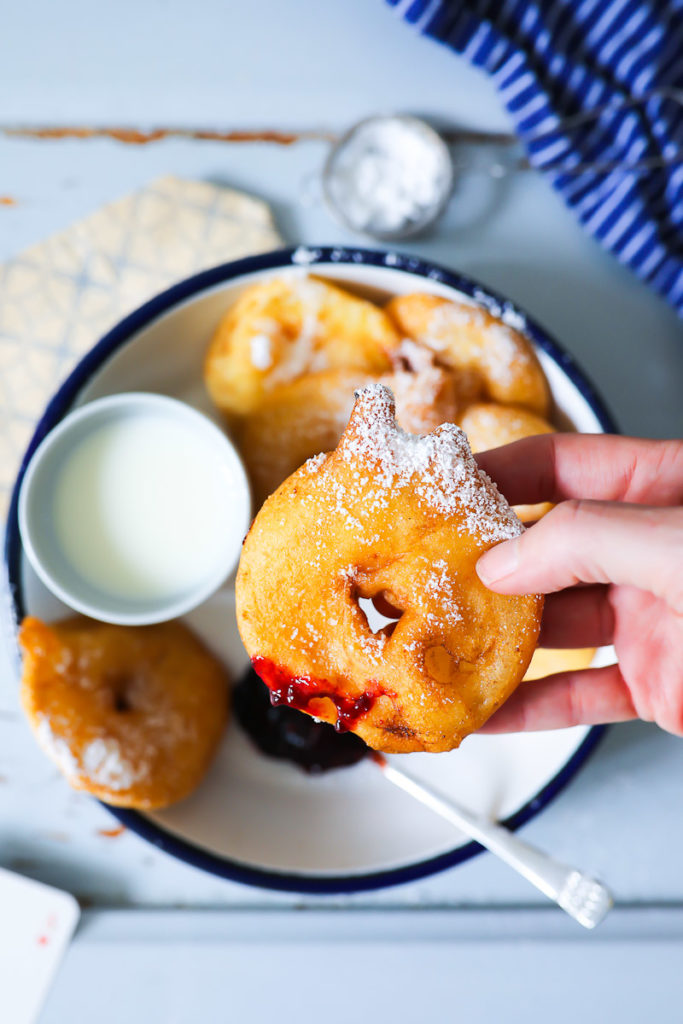 Apfel Fritter, apple fritters, apfelringe, äpfel im schlafrock, die besten apfelrezepte, rezept, frittiert, frittieren, welches fett zum frittieren, zuckerzimtundliebe, zucker zimt und liebe, deutscher foodblog, foodstyling, apples, apple recipes, apple foodstyling, food photography, apple rings