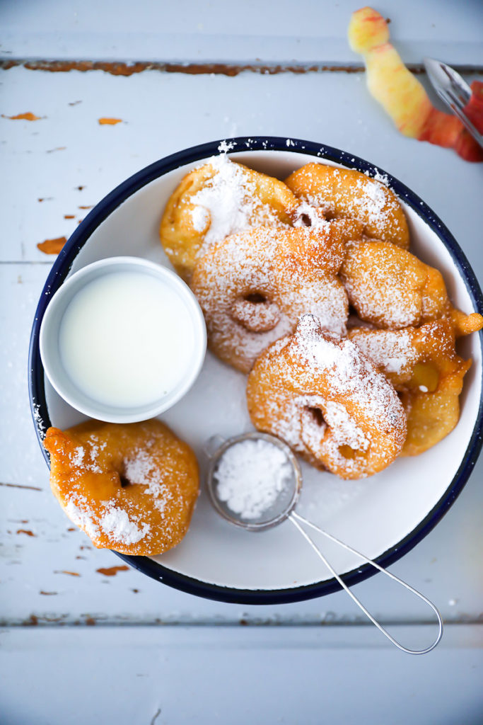 Apfel Fritter, apple fritters, apfelringe, äpfel im schlafrock, die besten apfelrezepte, rezept, frittiert, frittieren, welches fett zum frittieren, zuckerzimtundliebe, zucker zimt und liebe, deutscher foodblog, foodstyling, apples, apple recipes, apple foodstyling, food photography, apple rings