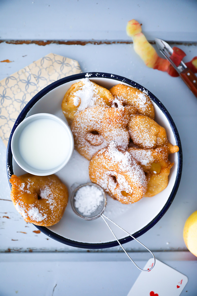 Apfel Fritter, apple fritters, apfelringe, äpfel im schlafrock, die besten apfelrezepte, rezept, frittiert, frittieren, welches fett zum frittieren, zuckerzimtundliebe, zucker zimt und liebe, deutscher foodblog, foodstyling, apples, apple recipes, apple foodstyling, food photography, apple rings