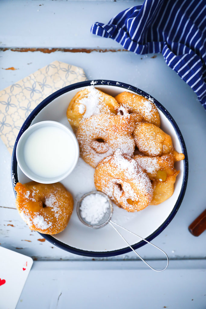 Apfel Fritter, apple fritters, apfelringe, äpfel im schlafrock, die besten apfelrezepte, rezept, frittiert, frittieren, welches fett zum frittieren, zuckerzimtundliebe, zucker zimt und liebe, deutscher foodblog, foodstyling, apples, apple recipes, apple foodstyling, food photography, apple rings