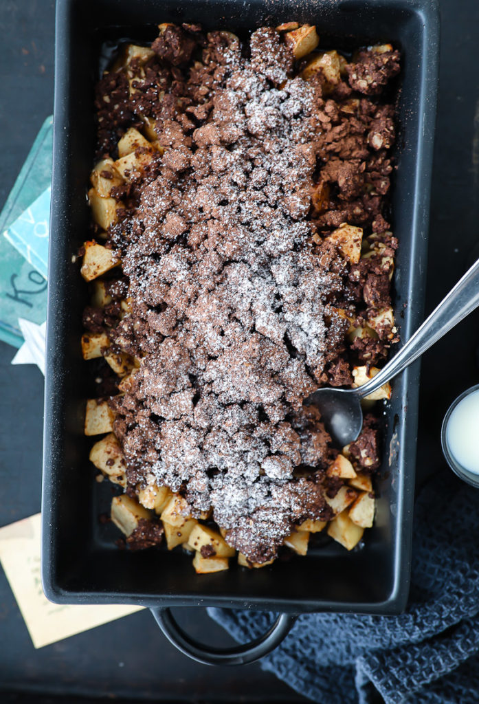 Schokoladen Apple Crumble, das beste apple crumble rezept, apple crisp, cocoa apple crisp, kakao crumble, herbst, apfelrezept, die besten apfelrezepte, zuckerzimtundliebe, foodblog, backblog, zucker zimt und liebe, foodstyling, food photography, apple recipes, soulfood