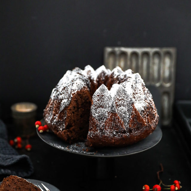 Gewürzkuchen Rezept Zuckerzimtundliebe spiced bundt cake Gugelhupf Schokoladenkuchen Schoko Gugelhupf Rührteig Rührkuchen Nordic Ware form Crown Foodblog Backblog weihnachtskuchen Herbstkuchen foodstyling food photography