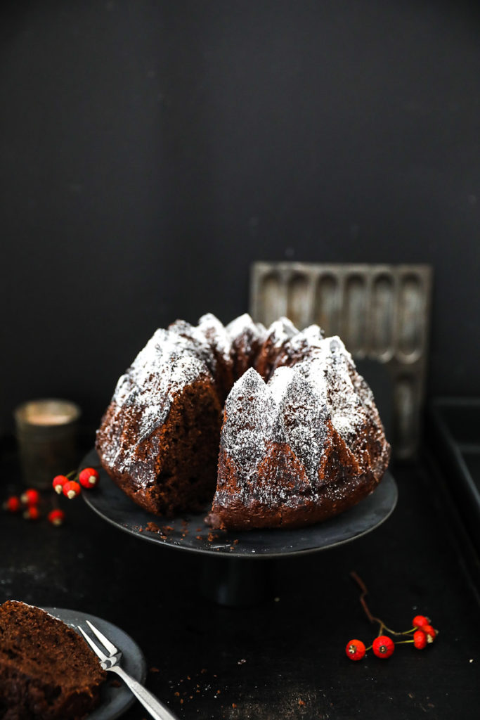 Gewürzkuchen Rezept Zuckerzimtundliebe spiced bundt cake Gugelhupf Schokoladenkuchen Schoko Gugelhupf Rührteig Rührkuchen Nordic Ware form Crown Foodblog Backblog weihnachtskuchen Herbstkuchen foodstyling food photography