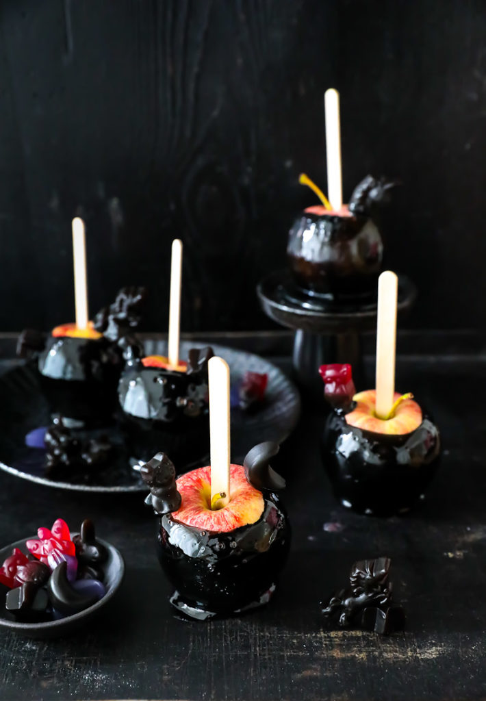 Halloween Rezept kandierter Apfel kandierte Äpfel selber machen poison apple liebesapfel Katjes Wunderland black edition Rezept recipe Kinderparty zuckerzimtundliebe foodblog food styling