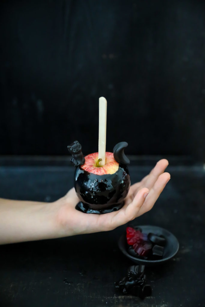 Halloween Rezept kandierter Apfel kandierte Äpfel selber machen poison apple liebesapfel Katjes Wunderland black edition Rezept recipe Kinderparty zuckerzimtundliebe foodblog food styling