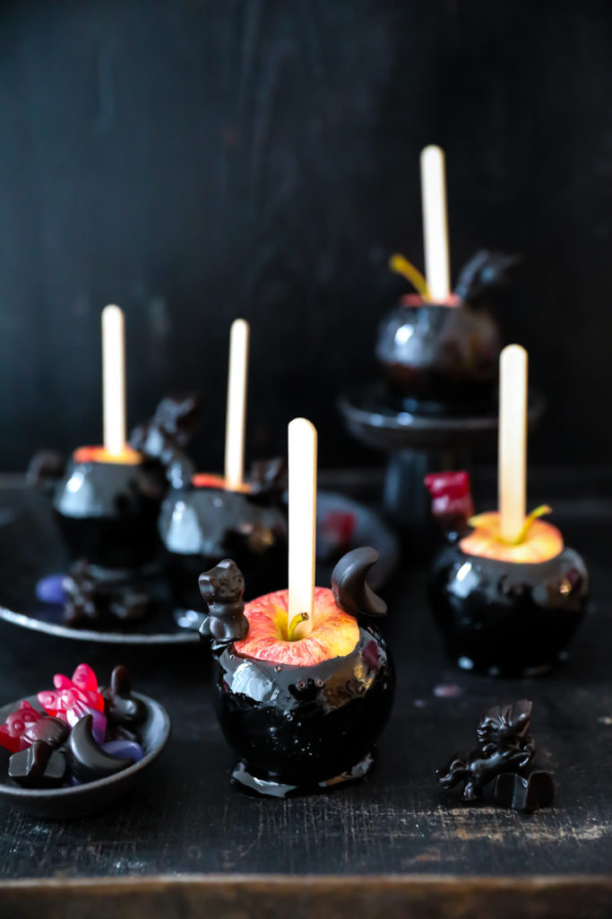 Halloween Rezept kandierter Apfel kandierte Äpfel selber machen poison apple liebesapfel Katjes Wunderland black edition Rezept recipe Kinderparty zuckerzimtundliebe foodblog food styling