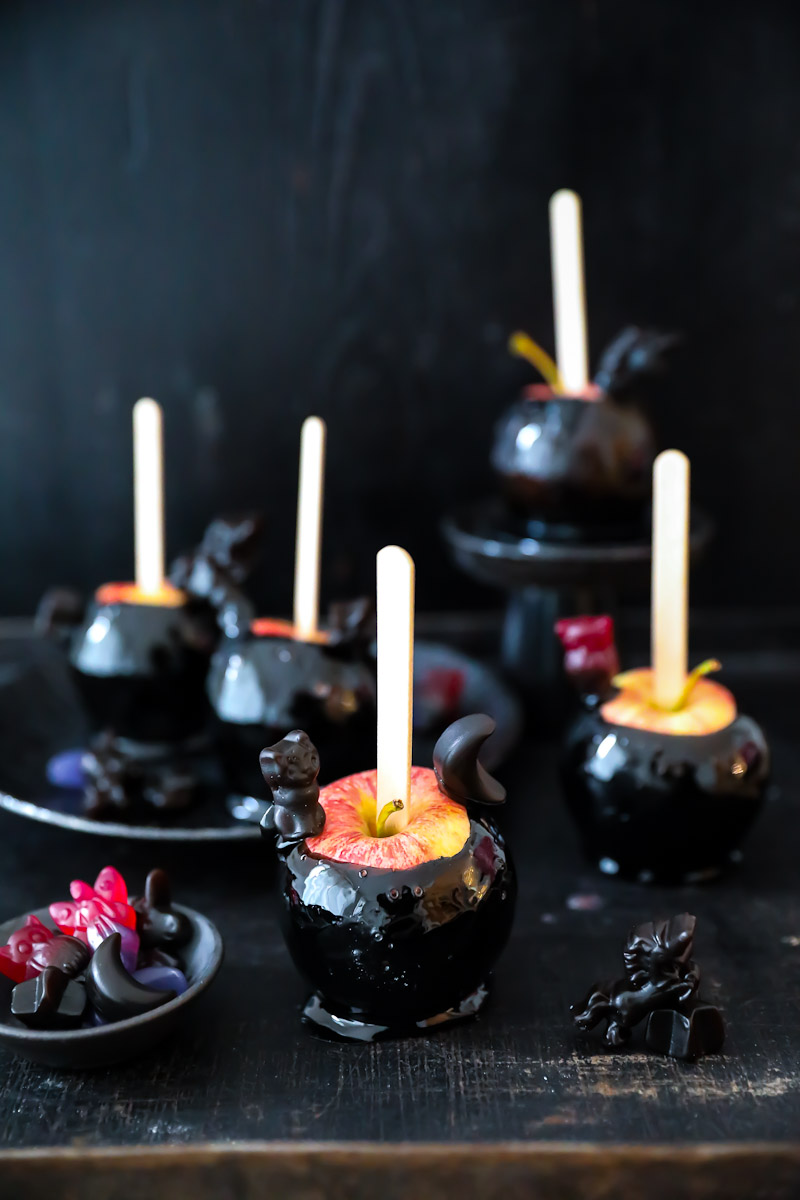 Halloween Rezept kandierter Apfel kandierte Äpfel selber machen poison apple liebesapfel Katjes Wunderland black edition Rezept recipe Kinderparty zuckerzimtundliebe foodblog food styling