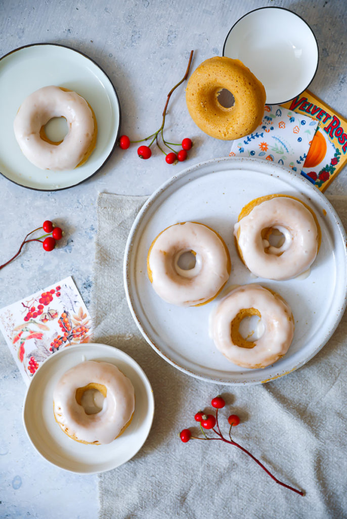Kürbis Donuts aus dem Backofen baked donuts ohne frittieren baked pumpkin donuts with apple glaze Apfel Zimt Guss Zuckerzimtundliebe Kürbisrezept die besten Kürbisrezepte Foodstyling Foodphotography Herbstrezepte Backen Backrezept