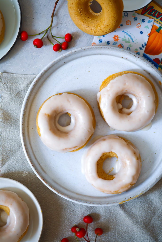 Kürbis Donuts aus dem Backofen baked donuts ohne frittieren baked pumpkin donuts with apple glaze Apfel Zimt Guss Zuckerzimtundliebe Kürbisrezept die besten Kürbisrezepte Foodstyling Foodphotography Herbstrezepte Backen Backrezept