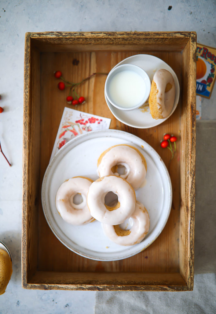 Kürbis Donuts aus dem Backofen baked donuts ohne frittieren baked pumpkin donuts with apple glaze Apfel Zimt Guss Zuckerzimtundliebe Kürbisrezept die besten Kürbisrezepte Foodstyling Foodphotography Herbstrezepte Backen Backrezept