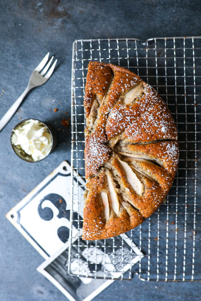 versunkener mohnkuchen birnenkuchen pear cake recipe backrezept rezept rührteig rührkuchen herbstkuchen birnenrezept zucker zimt und liebe kuchen backblog foodblog mohnkuchen poppy seed cake foodstyling food photography