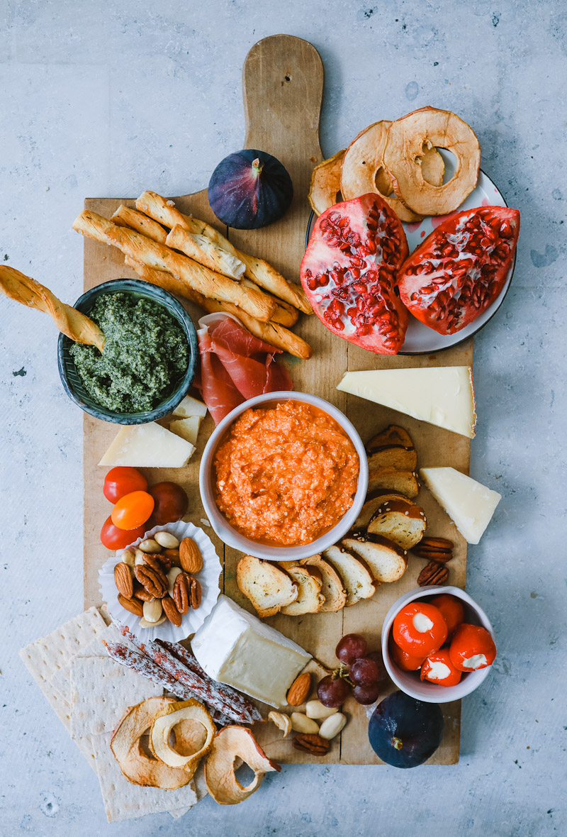 Rezept selbstgemachte Brotchips Fetadip snacks für Party partyideen mumm dry alkoholfrei cheese platter party dips bread chips recipe zuckerzimtundliebe foodstyling foodblog mitohne