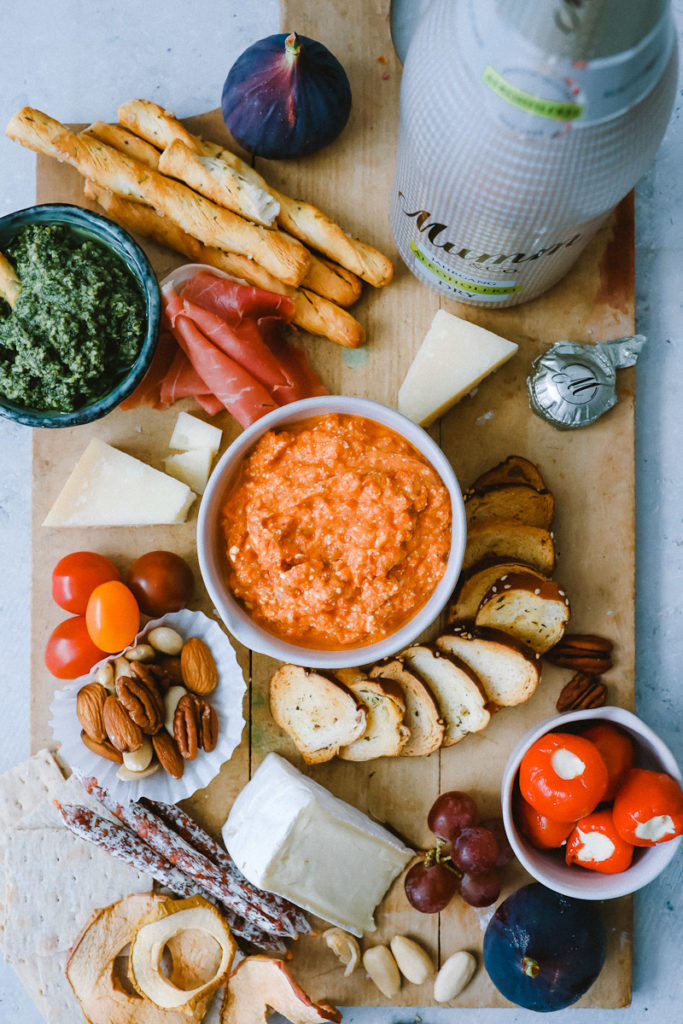 Rezept selbstgemachte Brotchips Fetadip snacks für Party partyideen mumm dry alkoholfrei cheese platter party dips bread chips recipe zuckerzimtundliebe foodstyling foodblog mitohne