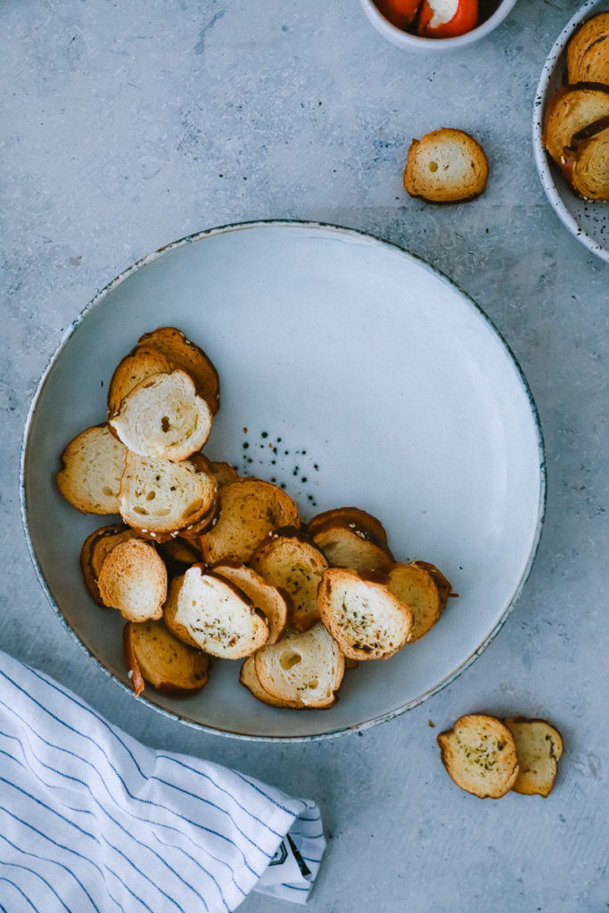 Rezept selbstgemachte Brotchips Fetadip snacks für Party partyideen mumm dry alkoholfrei cheese platter party dips bread chips recipe zuckerzimtundliebe foodstyling foodblog mitohne