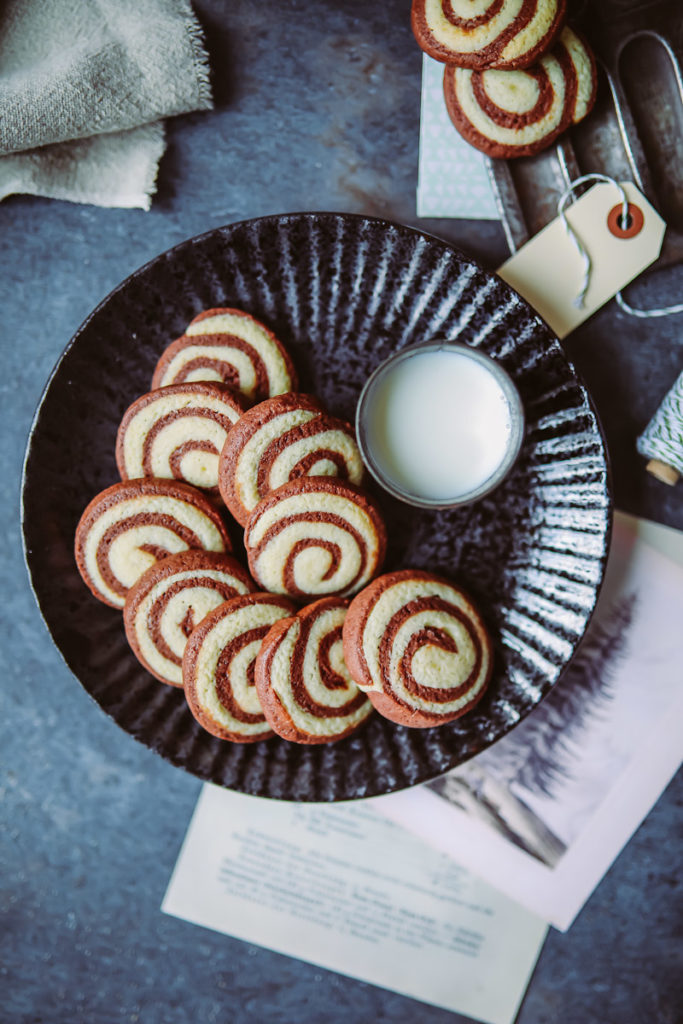 Rezept Glühwein Schwarz weiss gebäck pinwheel cookies weihnachtskekse weihnachtsplätzchen christmas cookies einfacher mürbeteig einfache weihnachtsplätzchen teig zuckerzimtundliebe foodblog backblog foodstyling cookie exchange adventsgebäck cookies cookie teig weihnachtsbäckerei