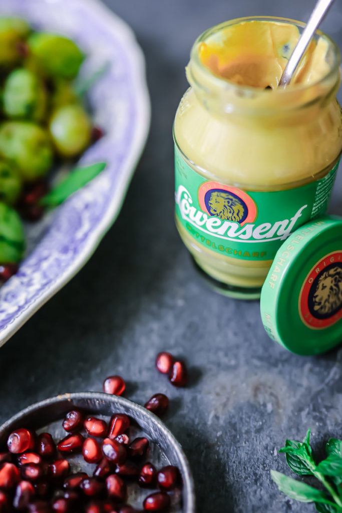 Kartoffeln mit Kräuter Senf Dressing Kartoffelsalat weihnachten würstchen senf senfrezepte senfdressing löwensenf kartoffelrezept zuckerzimtundliebe granatapfel foodblog weihnachtsrezepte