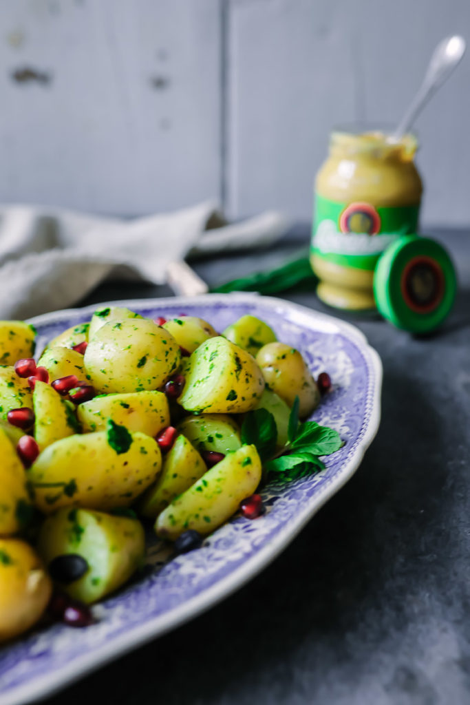 Kartoffeln mit Kräuter Senf Dressing Kartoffelsalat weihnachten würstchen senf senfrezepte senfdressing löwensenf kartoffelrezept zuckerzimtundliebe granatapfel foodblog weihnachtsrezepte