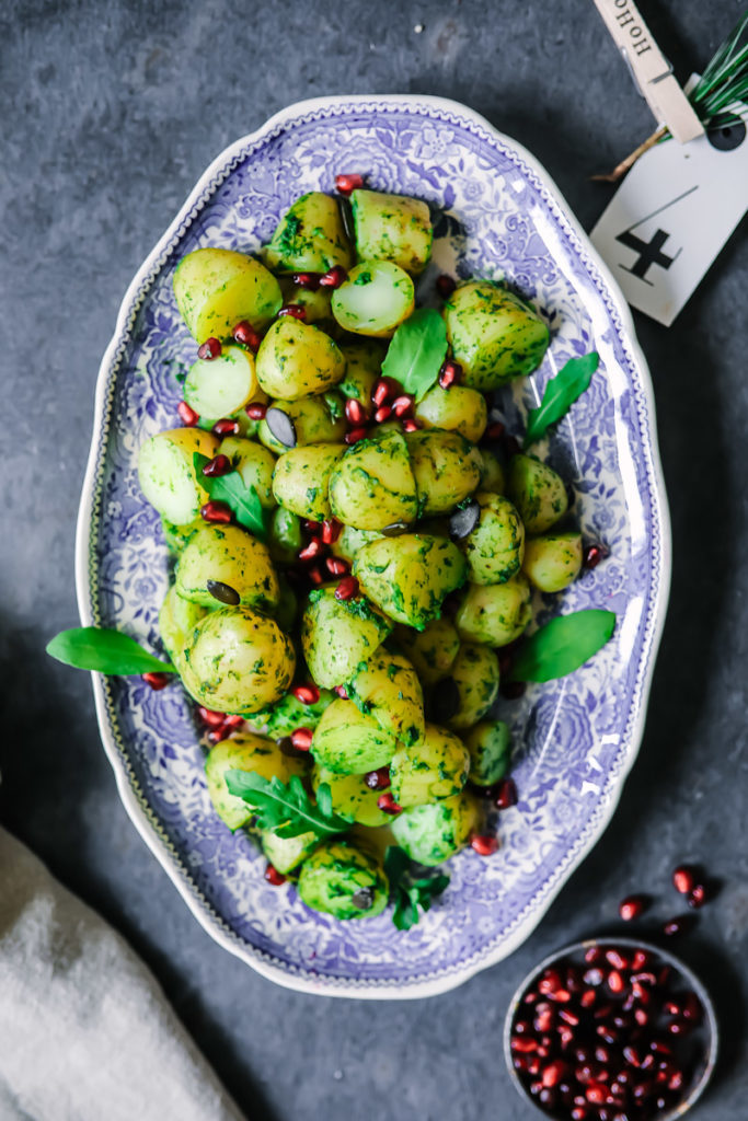 Kartoffeln mit Kräuter Senf Dressing Kartoffelsalat weihnachten würstchen senf senfrezepte senfdressing löwensenf kartoffelrezept zuckerzimtundliebe granatapfel foodblog weihnachtsrezepte