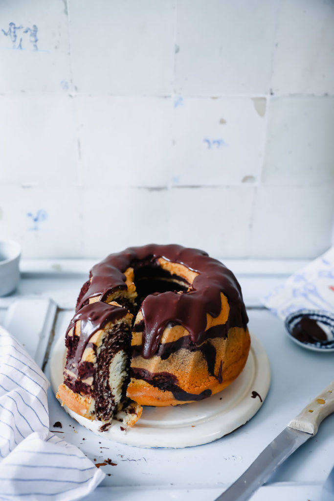 Zebrakuchen Gugelhupf Rezept mit Guss Zebra cake bundt cake Backen backrezept einfacher Kuchen Marmorkuchen Napfkuchen Rührteig zuckerzimtundliebe foodblog backblog food photographie foodstyling 
