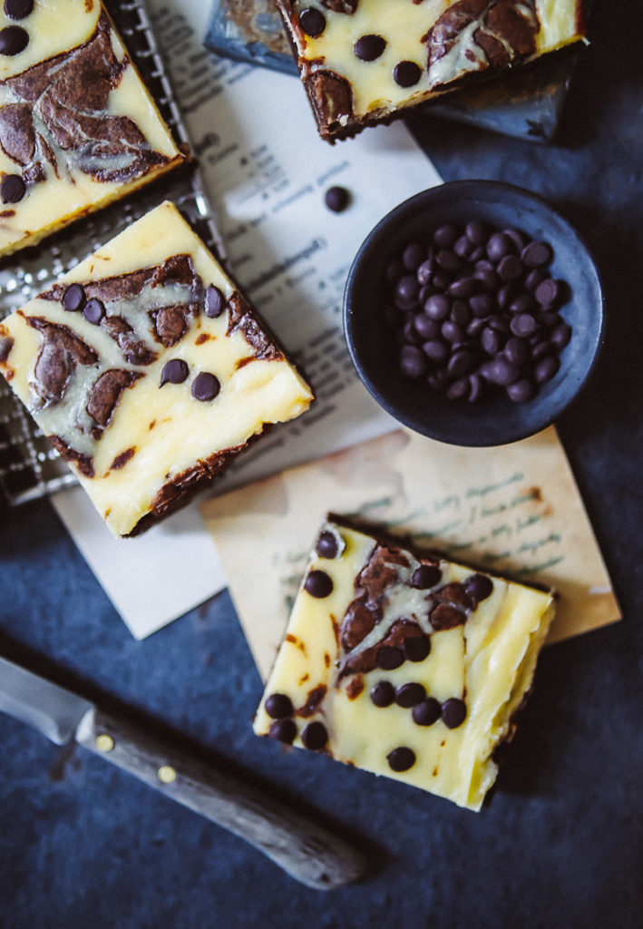 cheesecake brownie rezept käsekuchen backen backrezept brownies backen einfaches cheesecake rezept blechkuchen stracciatella zuckerzimtundliebe foodblog backblog foodstyling gelingsicherer kuchen ideen fürs kuchenbuffet kindergeburtstag