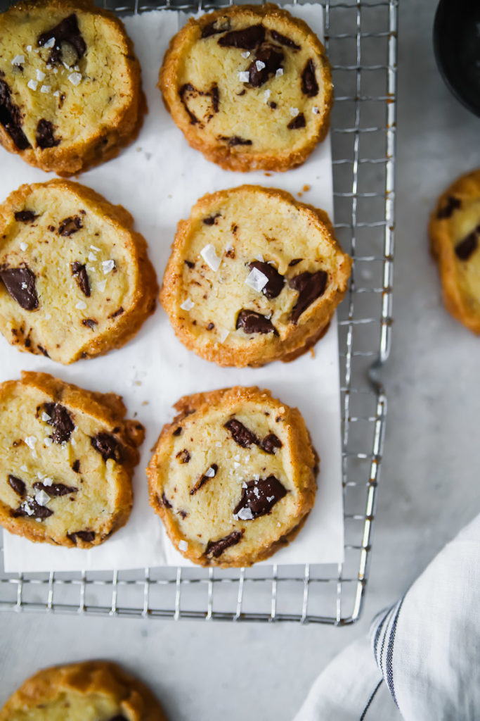 Salted Butter Chocolate Chunk Shortbread Alison Roman Shortbread Cookies Kekse Schokocookies Rezept einfache Kekse zuckerzimtundliebe foodblog backblog foodstyling