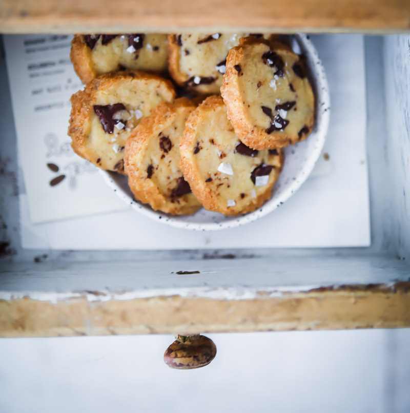 Salted Butter Chocolate Chunk Shortbread Alison Roman Shortbread Cookies Kekse Schokocookies Rezept einfache Kekse zuckerzimtundliebe foodblog backblog foodstyling