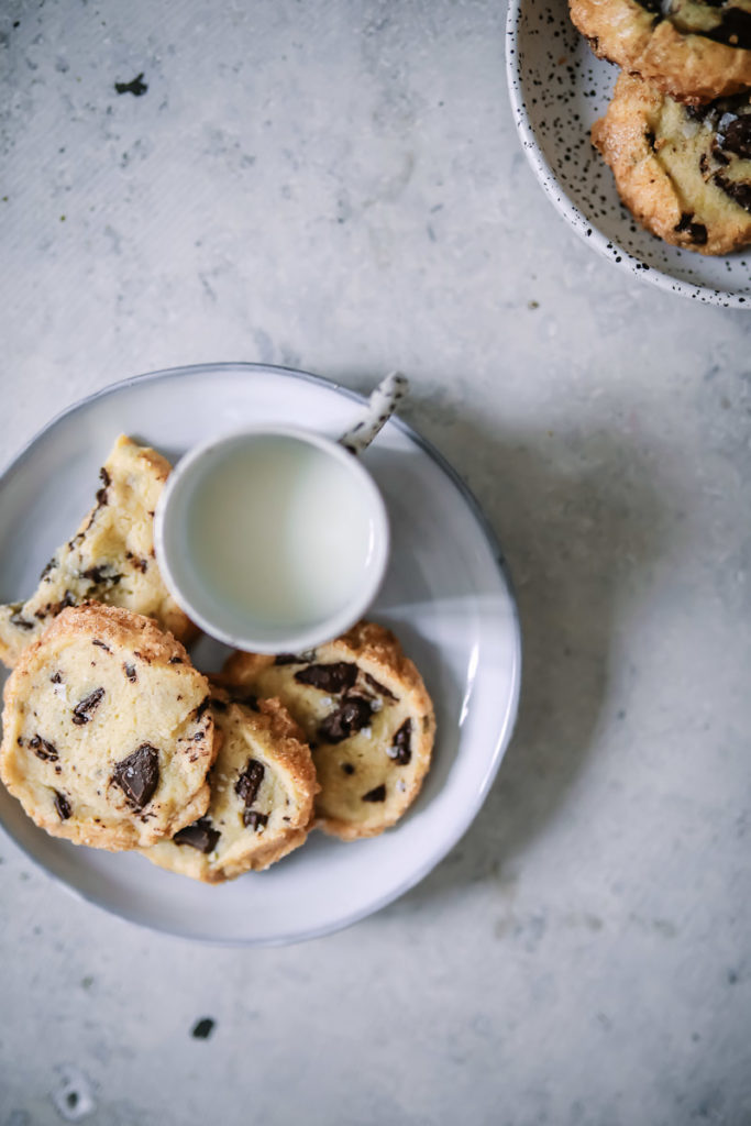 Salted Butter Chocolate Chunk Shortbread Alison Roman Shortbread Cookies Kekse Schokocookies Rezept einfache Kekse zuckerzimtundliebe foodblog backblog foodstyling