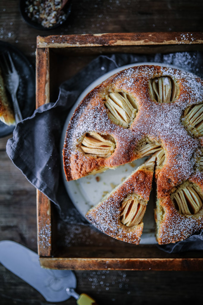 Versunkener Apfelkuchen Kandis Diamant Zucker Grümmelkandis Haselnusskuchen Nusskuchen einfacher Kuchen Springform 24cm Rührkuchen Obstkuchen apple hazelnut cake recipe foodstyling foodphotography zuckerzimtundliebe backblog