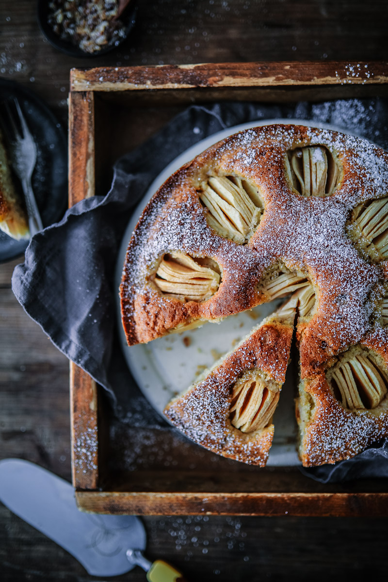 Versunkener Apfelkuchen Kandis Diamant Zucker Grümmelkandis Haselnusskuchen Nusskuchen einfacher Kuchen Springform 24cm Rührkuchen Obstkuchen apple hazelnut cake recipe foodstyling foodphotography zuckerzimtundliebe backblog