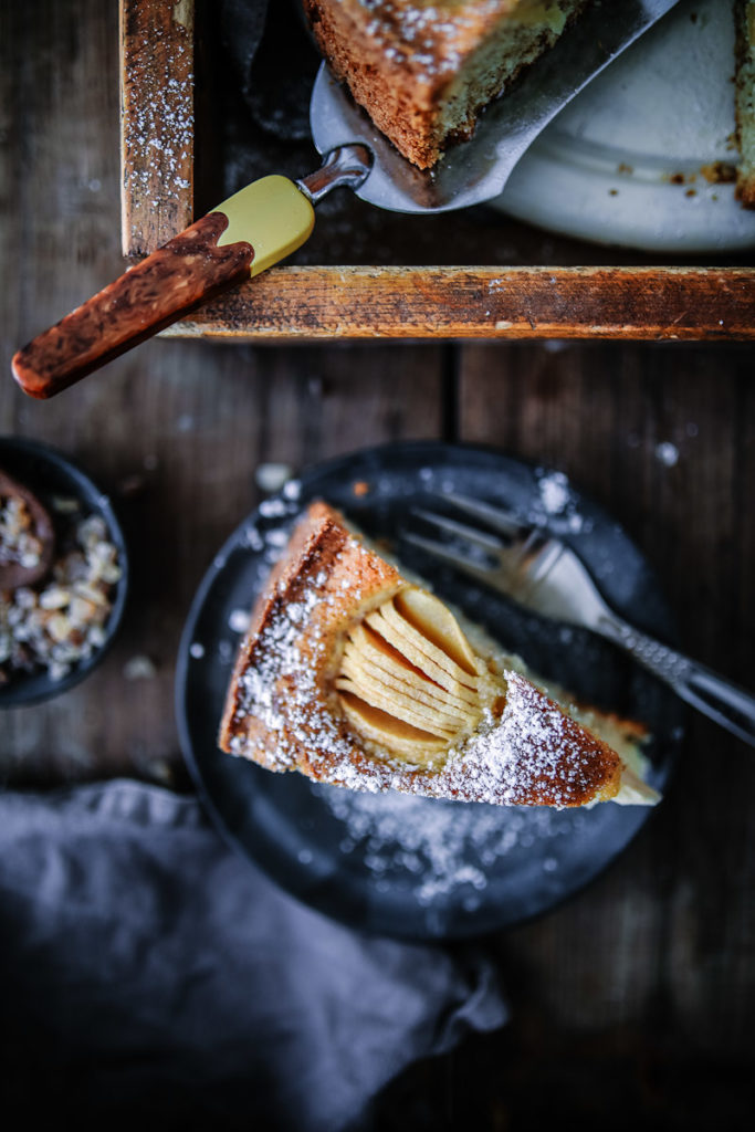 Versunkener Apfelkuchen Kandis Diamant Zucker Grümmelkandis Haselnusskuchen Nusskuchen einfacher Kuchen Springform 24cm Rührkuchen Obstkuchen apple hazelnut cake recipe foodstyling foodphotography zuckerzimtundliebe backblog